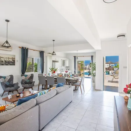 Mit Pool Am Der Fig Tree Bay By Interhome Semesterbostad Protaras