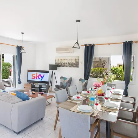 Mit Pool Am Der Fig Tree Bay By Interhome Semesterbostad Protaras